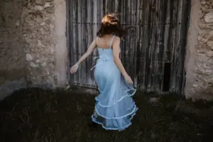 Novia con un vestido de color azul y estilo vintage bailando. Dancing bride with a vintage dress.