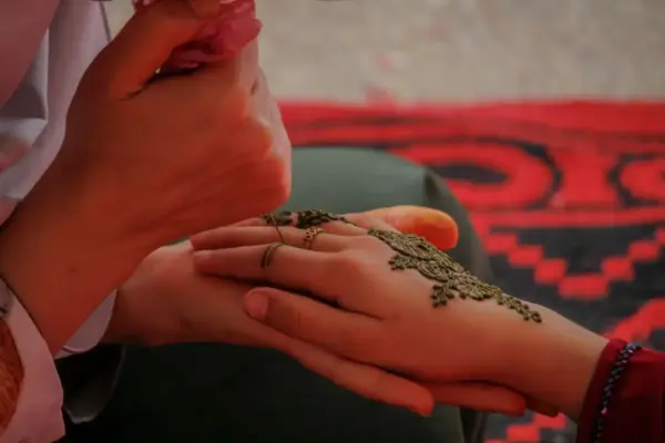 In the last ten days of Ramadan, families and associations carve henna for girls. This habit has been passed down from generation to generation